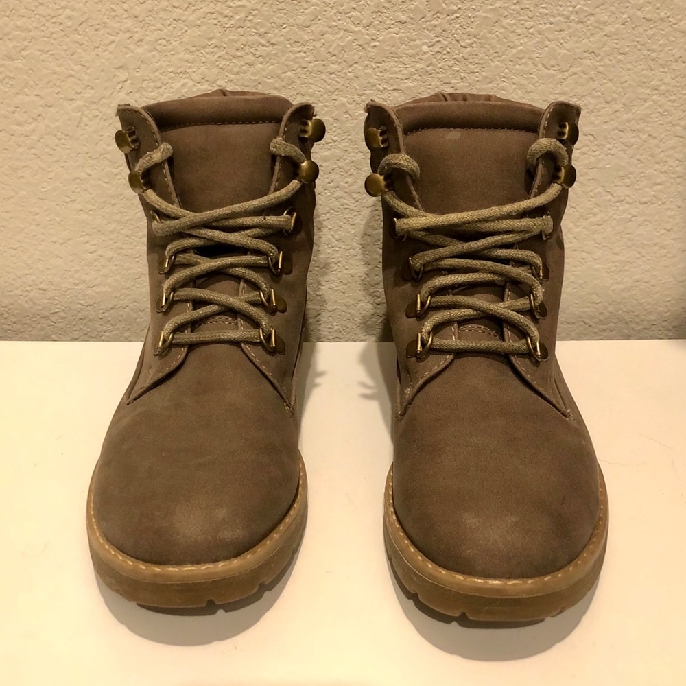 Cute boots for all weather types! Worn once - Picture 3 of 4